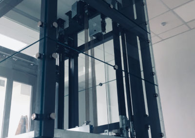 Zabudowa szklana szybu windowego | Glass House