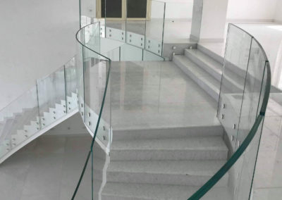 Balustrady całoszklane gięte | Glass House